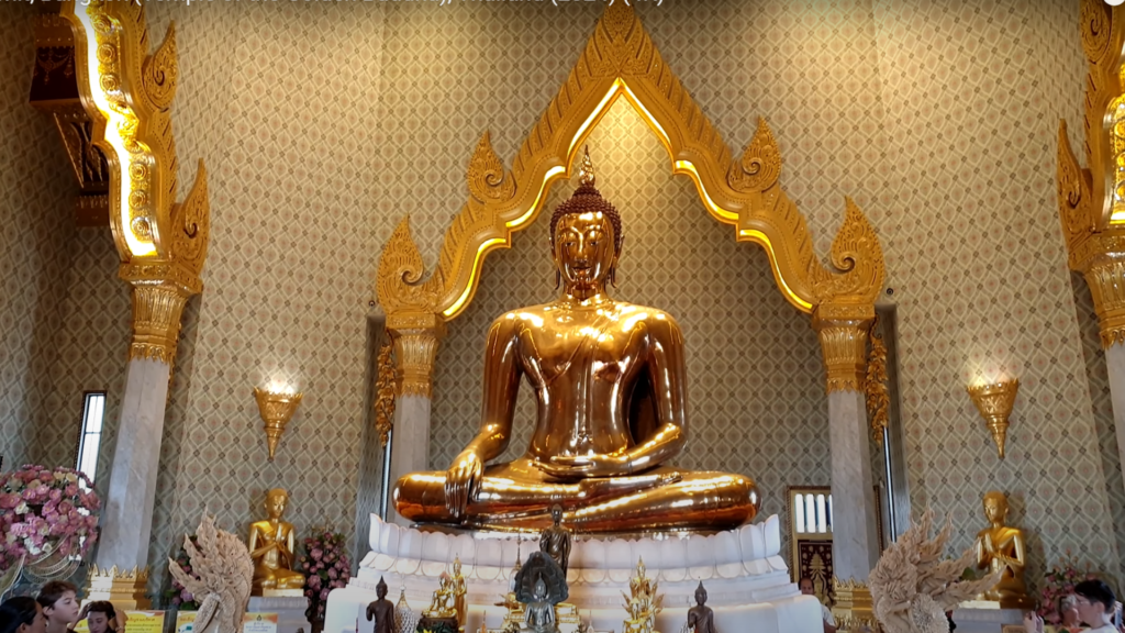 Interior of Wat Traimit temple featuring the Golden Buddha statue